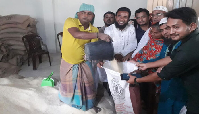 মতলব দক্ষিণে খাদেরগাঁও ইউনিয়নে ভিজিএফের চাল বিতরণ