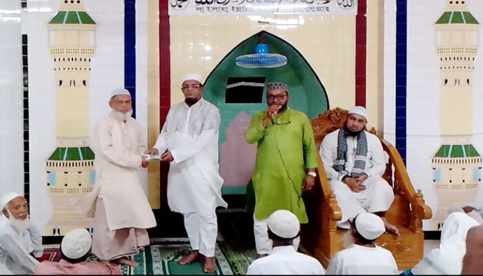 উত্তর গুলিশা আইয়ুব আলী জামে মসজিদে উপজেলা চেয়ারম্যানের অনুদান প্রদান