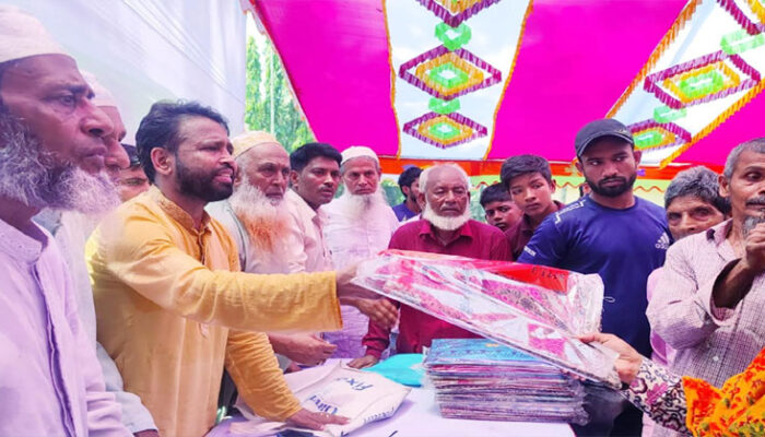 মতলব উত্তরে শেখ রাসেল ক্রীড়া সংঘের উদ্যোগে ঈদ উপহার বিতরণ