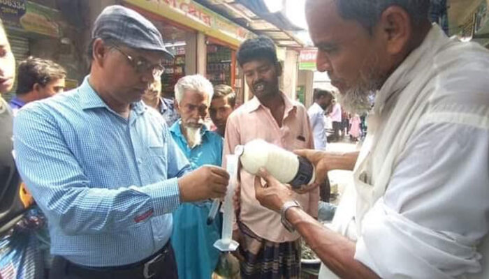 শাহরাস্তিতে ৬০ লিটার ভেজাল দুধ জব্দ, বিক্রেতার পলায়ন 