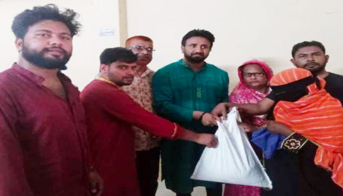 কচুয়ায় কাদলা ইউনিয়নে উপকারভোগীদের মাঝে ভিজিএফের চাউল বিতরণ