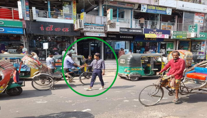 চাঁদপুর শহরে যানজট নিরসনে পুলিশের পাশে ক্ষুদে স্কাউটদের কার্যক্রম প্রশংসনীয়
