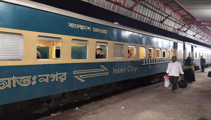 পৌনে ৫ ঘন্টা বিলম্বে গন্তব্যে, শত-শত শিশু ও মহিলা যাত্রী গরমে দুর্ভোগ