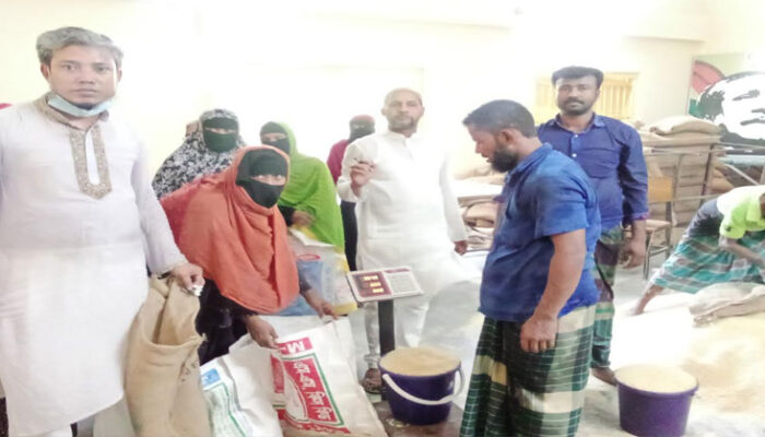 কচুয়ায় গোহট উত্তর ইউনিয়নে উপকারভোগীদের মাঝে ভিজিএফের চাউল বিতরণ