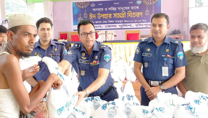 চাঁদপুরে পুলিশের ঈদ উপহার পেয়ে ১১ শতাধিক পরিবারের মুখে স্বস্তির হাসি
