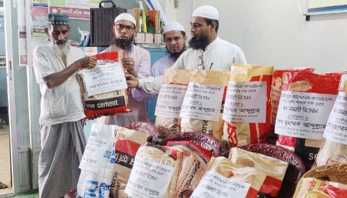 ছিন্নমূল ও অসহায়দের মাঝে ইসলামী যুব আন্দোলনের ঈদ সামগ্রী বিতরণ