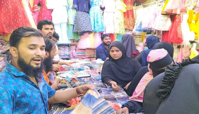 চাঁদপুরের মার্কেটগুলোতে দিনভর কেনাকাটার ধুম, স্বস্তিতে ব্যবসায়ীরা