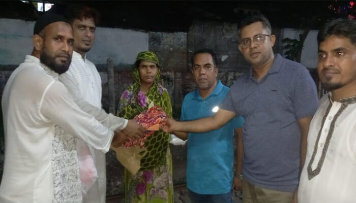 গভীর রাতে শতাধিক অসহায় ও দরিদ্রের হাতে শাড়ি, লুঙ্গি, থ্রিপিচ ও সেহরী তুলে দেন