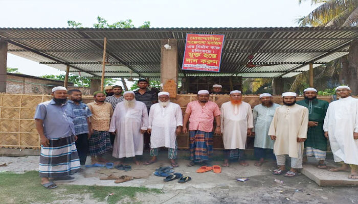হাজীগঞ্জে মসজিদ ভাঙ্গতে চায় এক নারী, মুসল্লীদের ক্ষোভ