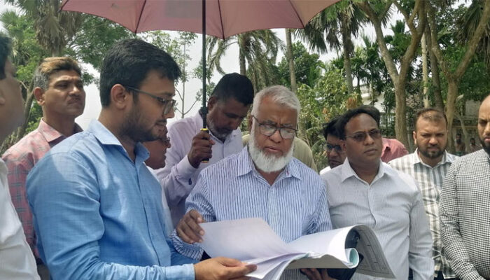 ফরিদগঞ্জের উটতলী ব্রীজের নির্মাণ কাজ পরিদর্শণে এলজিইডির প্রধান প্রকৌশলী