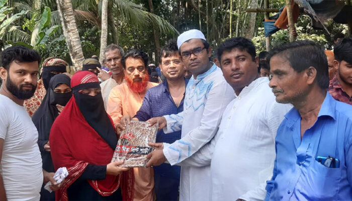 ফরিদগঞ্জে আ’লীগ নেতা মোস্তফা কামাল ঢালীর উদ্যোগে ঈদ উপহার সামগ্রী বিতরন 