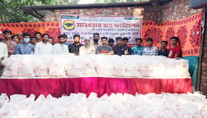 চাঁদপুরে আড়াই শতাধিক দুস্থ ও অসহায়রা পেল ‘মানবতার হাত ফাউন্ডেশন’র ঈদ উপহার