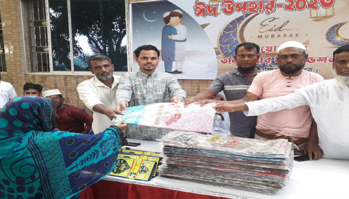 মতলব দক্ষিণে তালুকদার ফাউন্ডেশনের ঈদ উপহার বিতরণ