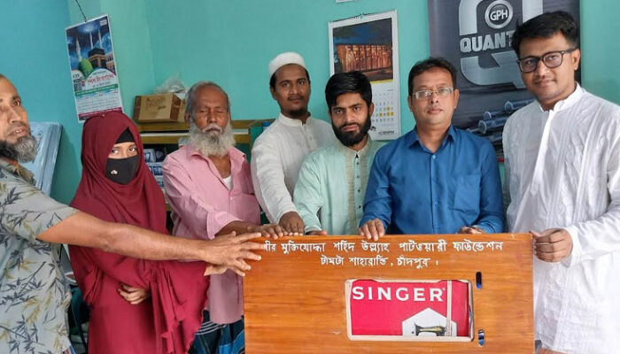 শাহরাস্তিতে অসহায় নারীদের মাঝে সেলাই মেশিন বিতরণ