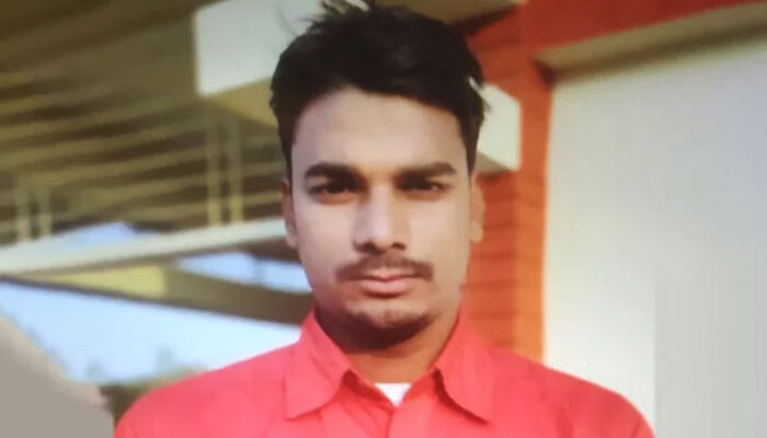 স্কুলকক্ষে আপত্তিকর অবস্থায় কলেজছাত্রীসহ দপ্তরি আটক