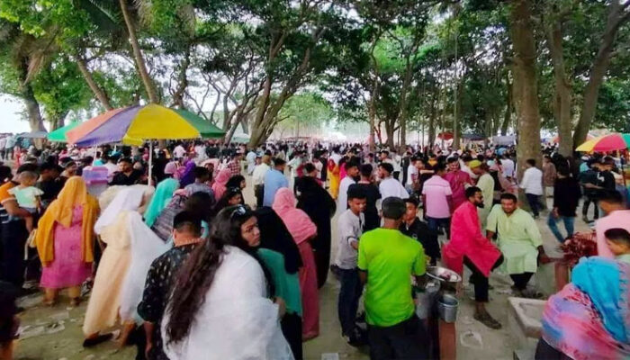 ঈদের ৩য় দিনেও চাঁদপুর তিন নদীর মোহনায় ছিল পর্যটকদের অপরূপ মিলনমেলা