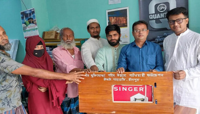 নারীদের মাঝে বীর মুক্তিযোদ্ধা শহিদ উল্ল্যাহ পাটোয়ারী ফাউন্ডেশনের সেলাই মেশিন বিতরণ