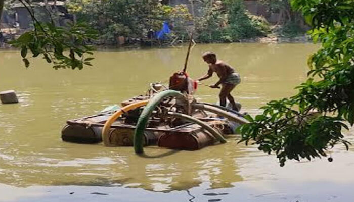 বালি উত্তোলনের দায়ে অবৈধ ড্রেজার বিনষ্ট