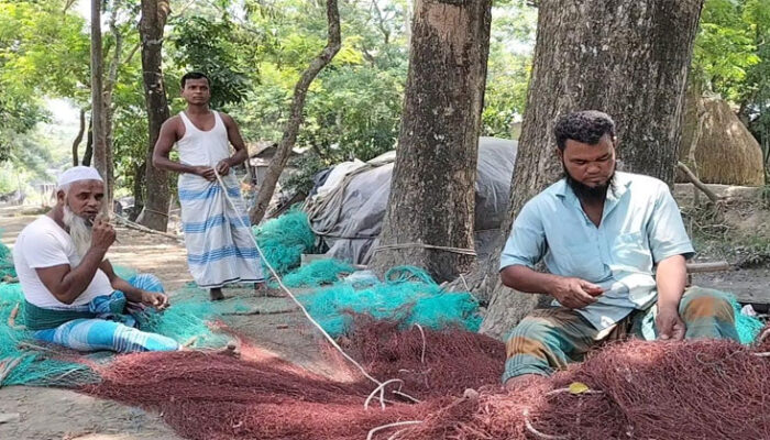 দু’মাসের নিষেধাজ্ঞা শেষে ইলিশ ধরতে প্রস্তুত জেলেরা