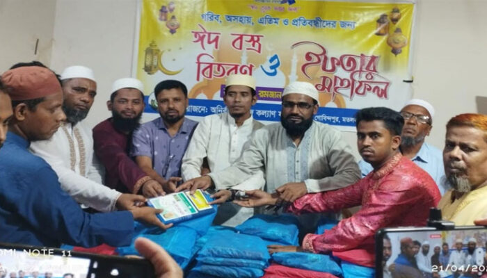 মতলব দক্ষিণে অনির্বাণ সমাজ কল্যাণ ফাউন্ডেশনের ঈদ বস্ত্র বিতরণ