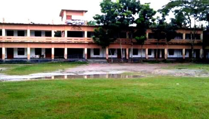 চাঁদপুরে এসএসসি কেন্দ্রে অজ্ঞান পরীক্ষার্থীর স্বর্ণের আংটি উধাও : অশ্রুসিক্ত অসুস্থ ছাত্রী মিন্না