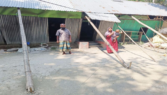 ৪ বছর ধরে হেলে পড়া বসতঘরে কৃষকের বসবাস !