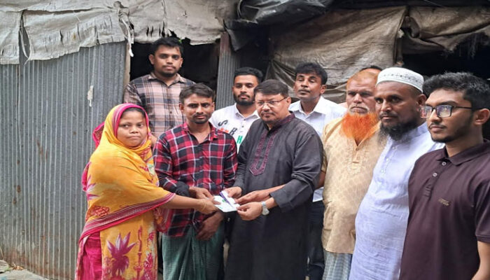 অসহায় শ্রমিককে ঘর নির্মাণের জন্য আর্থিক অনুদান দিলেন রেদওয়ান খান বোরহান