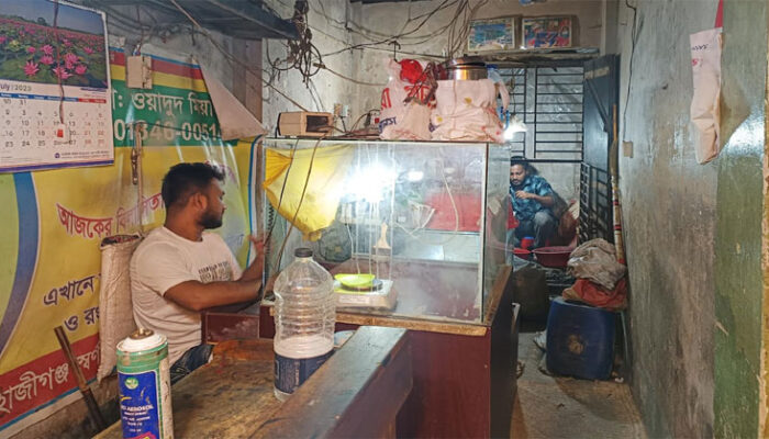 হাজীগঞ্জ বাজারে স্বর্ণ পোড়ানো বিষাক্ত এসিডের ধোঁয়ায় মানুষের দুর্ভোগ