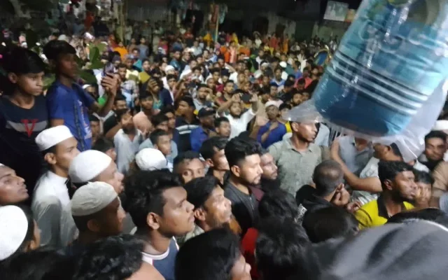মহানবী (সা.)–কে কটূক্তির অভিযোগ, পুলিশের সঙ্গে স্থানীয়দের দফায় দফায় সংঘর্ষ