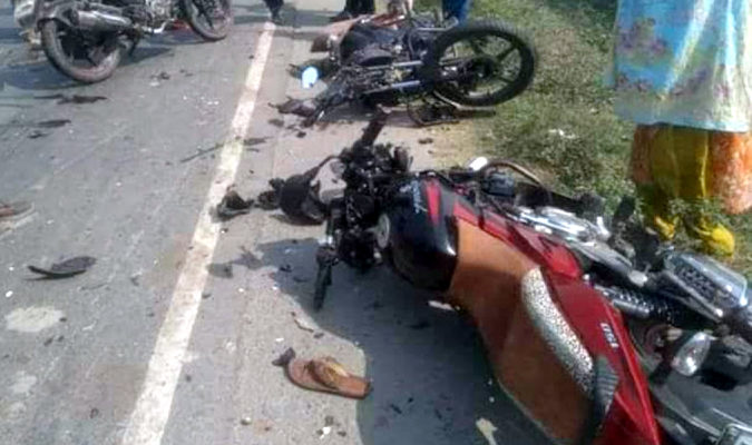 সড়ক দুর্ঘটনায় ১ জনের মৃত্যু : দেখতে এসে হার্ট অ্যাটাকে হাসপাতালে ভর্তি পথচারি