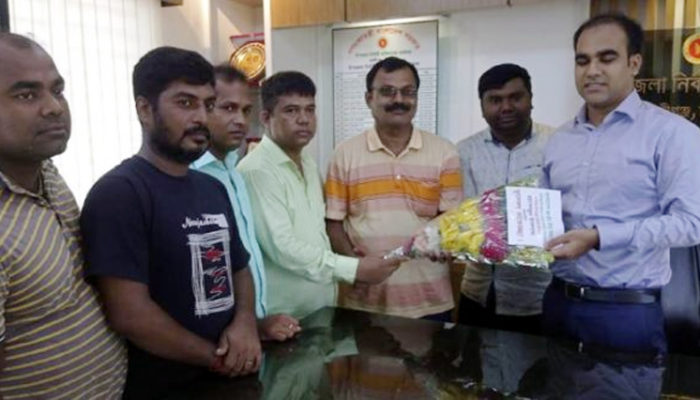ইউএনওকে হিন্দু মহাজোটের ফুলেল শুভেচ্ছা
