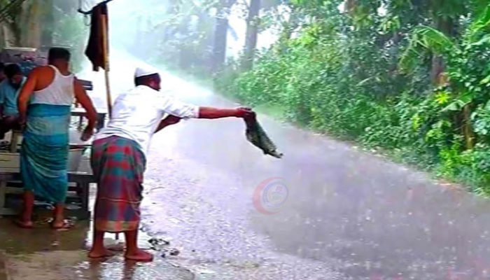 গত কয়েকদিনের তীব্র গরমের পর চাঁদপুরে এক পসলা স্বস্তির বৃষ্টি : জনমনে শান্তি