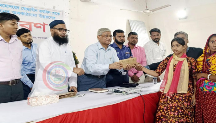 মতলব উত্তরে দুঃস্থ ও অসহায় ব্যাক্তিদের মাঝে চেক বিতরণ