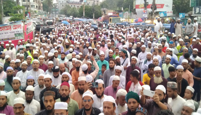 বরিশাল সিটি নির্বাচনে হাতপাখার মেয়র প্রার্থীর উপর হামলার প্রতিবাদে চাঁদপুরে বিক্ষোভ মিছিল