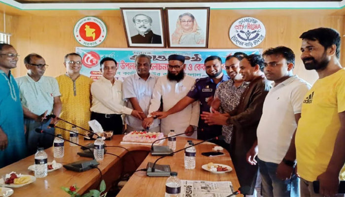 মতলব উত্তরে দৈনিক একাত্তর কন্ঠ পত্রিকার ৫ম বর্ষে পদার্পন উপলক্ষে কেক কাটা ও আলোচনা সভা