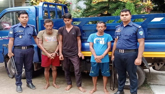 শাহরাস্তিতে গাড়ী অস্ত্রশস্ত্রসহ ৩ আন্ত:জেলা ডাকাত সদস্য আটক