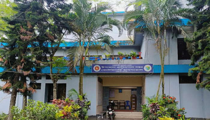 হাজীগঞ্জ প্রাণীসম্পদ কর্মকর্তার বিরুদ্ধে গোপনে সরকারী ওষুধ বিক্রি করার অভিযোগ