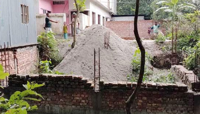 বাগাদীর চাঁদপুর গ্রামে সরকারি সম্পত্তিতে দোকান নির্মাণ করার চেস্টা