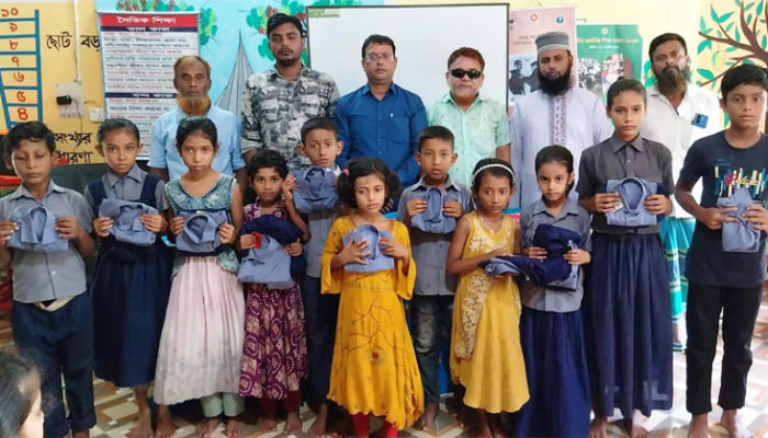 শাহরাস্তিতে টামটা সপ্রাবি’র শিক্ষার্থীদের মাঝে স্কুল ড্রেস বিতরণ