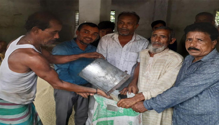 মতলব দক্ষিণে নারায়ণপুর ইউনিয়নে ভিজিএফের চাল বিতরণ