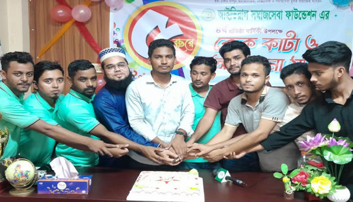 কেক কেটে ‘আইডিয়াল সমাজসেবা ফাউন্ডেশন’র প্রতিষ্ঠা বার্ষিকী পালন