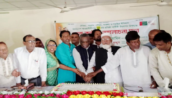 মতলব উত্তরে আওয়ামী লীগের প্রতিষ্ঠা বার্ষিকীতে কেক কাটা ও আলোচনা সভা