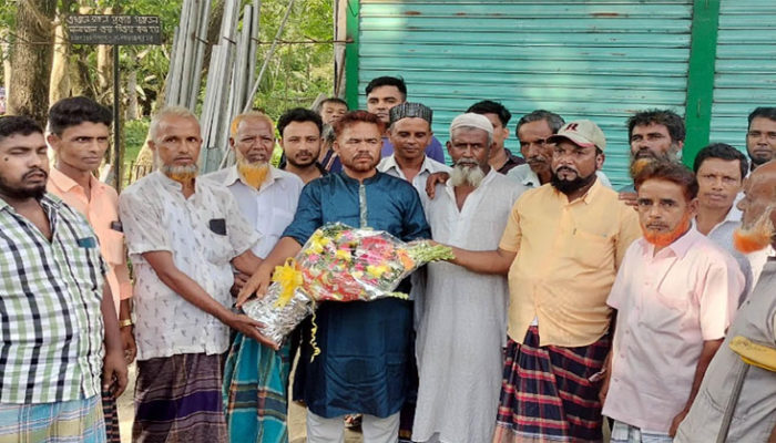 ছেংগারচর পৌর নির্বাচনে ৫নং ওয়ার্ডে : মনোনয়নপত্র বৈধতা পাওয়ায় প্রার্থীকে ফুলেল শুভেচ্ছা