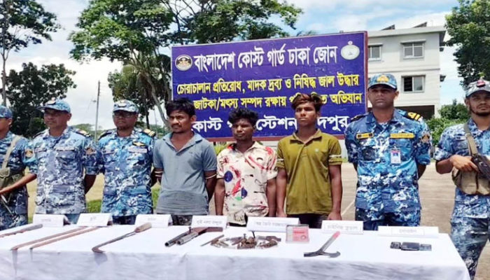 মতলব উত্তরে বন্দুক ও দেশীয় অস্ত্রসহ আটক ৩ ডাকাত