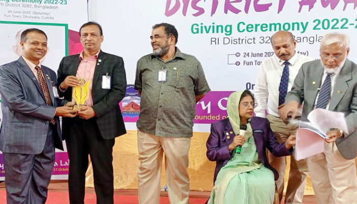 ডিস্ট্রিক্ট বেস্ট রোটারিয়ান অ্যাওয়ার্ড পেলেন রোটা. মাহবুবুর রহমান সুমন