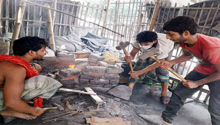 শেষ সময়ের ব্যস্ততা কামার পাড়ায়