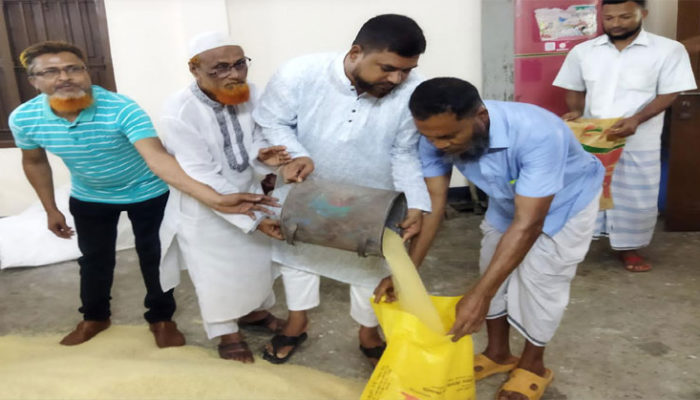 রামপুর ইউনিয়নে ১ হাজার ৮১ জন অসহায়ের মাঝে ভিজিএফের চাল বিতরণ