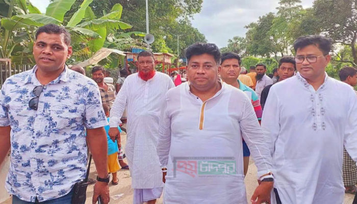 শাহতলী গরুর বাজার পরির্দশনে সোহেল রুশদী