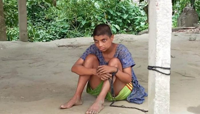 দুই যুগ শিকলবন্দী অবস্থায় দিন কাটাচ্ছে চাঁদপুরের প্রতিবন্ধী শিল্পী
