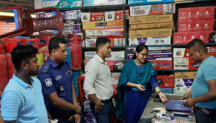 ফরিদগঞ্জে ভ্রাম্যমাণ আদালতে জরিমানা